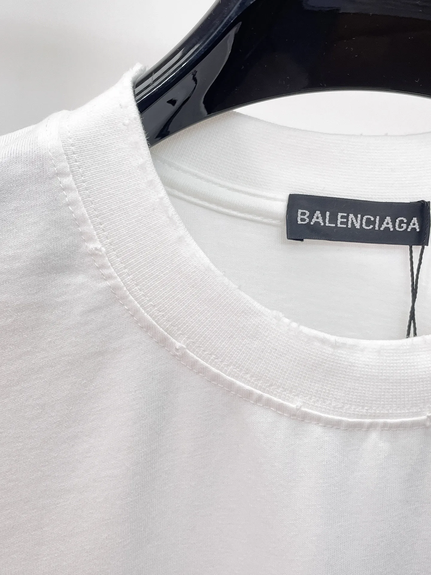 Balenciaga's high-end top-quality products 🐮2026 Spring and Summer New Arrival first counter, the latest New Arrival short-sleeved round neck T-shirt, Premium customized design, avant-garde and fashionable! Brand logo heavy craftsmanship design Premium customized 260g fabric. Soft to the touch. Comfortable to wear. Counter-level exquisite stitching. Fine workmanship. The upper body effect is incomparably handsome! A must-have item for men and women with the same style! Sizes: S~XXL When placing an order, please state your height and weight. The maximum wearing size is 210 pounds (one size larger)